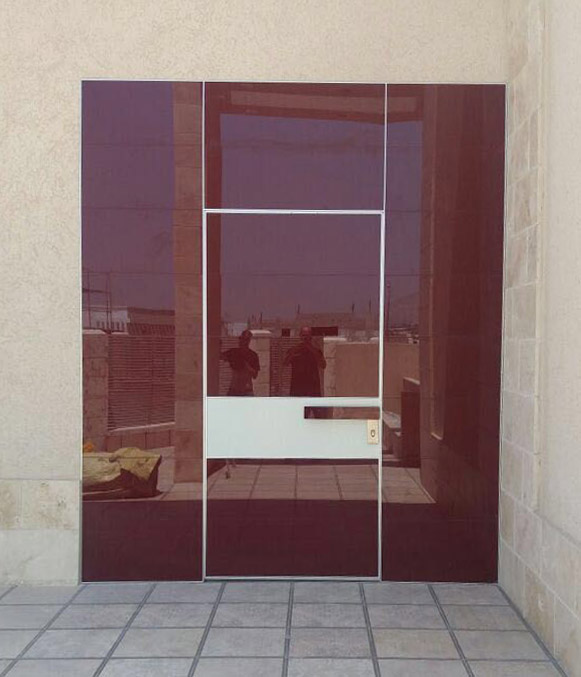 AF-003-Red-Sample דלת כניסה מסדרת קו אפס הכוללת חיפוי קיר בזכוכית תואמת את הדלת.