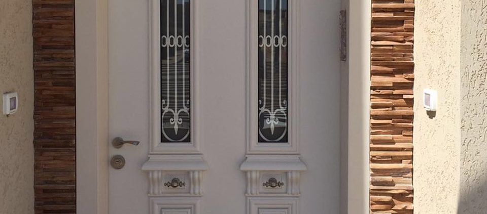 דלת פלדיניות בסגנון יווני