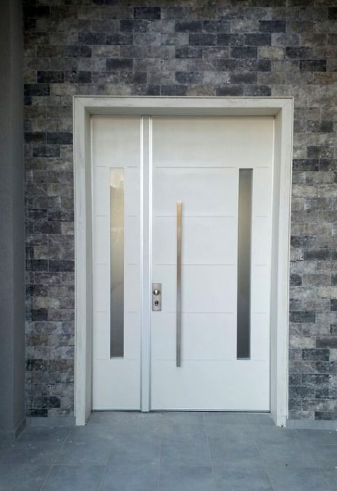 דלת פלדיניום לבנה כנף וחצי בשילוב חלונות ועיצוב מעודן בצורת פסים אופקיים מחורצים בדלת