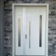 דלת פלדיניום לבנה כנף וחצי בשילוב חלונות ועיצוב מעודן בצורת פסים אופקיים מחורצים בדלת