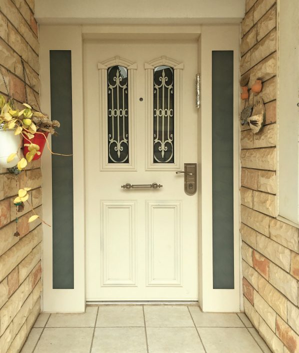 דלת כניסה בעיצוב יחודי משלים הכולל יחידות צד משני צידי הדלת