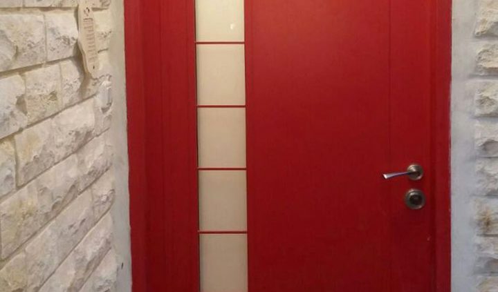 דלת כניסה אדומה בעלת נוכחות עוצמתית
