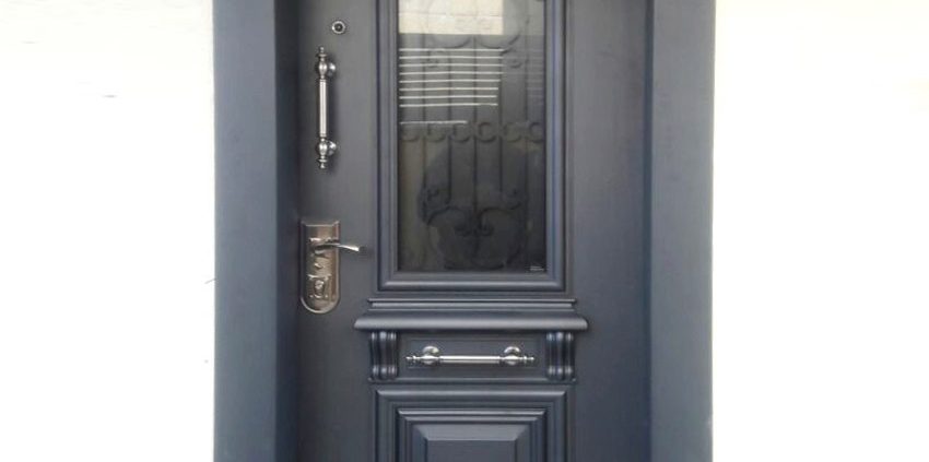 דלת כניסה פלדה בסגנון יווני קלאסי